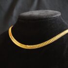 Delicate gold chain with chevron like pattern